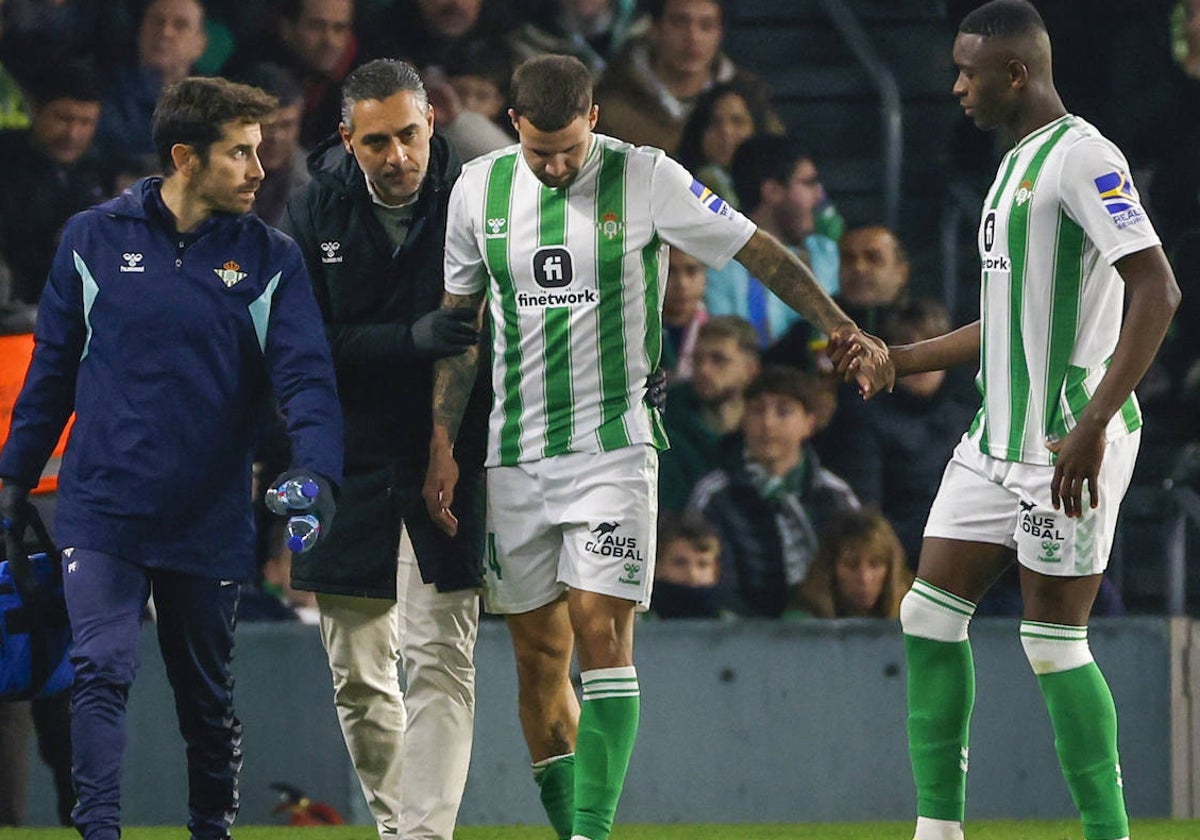 Aitor se retira del césped del Villamarín tras caer lesionado en el Betis - Granada