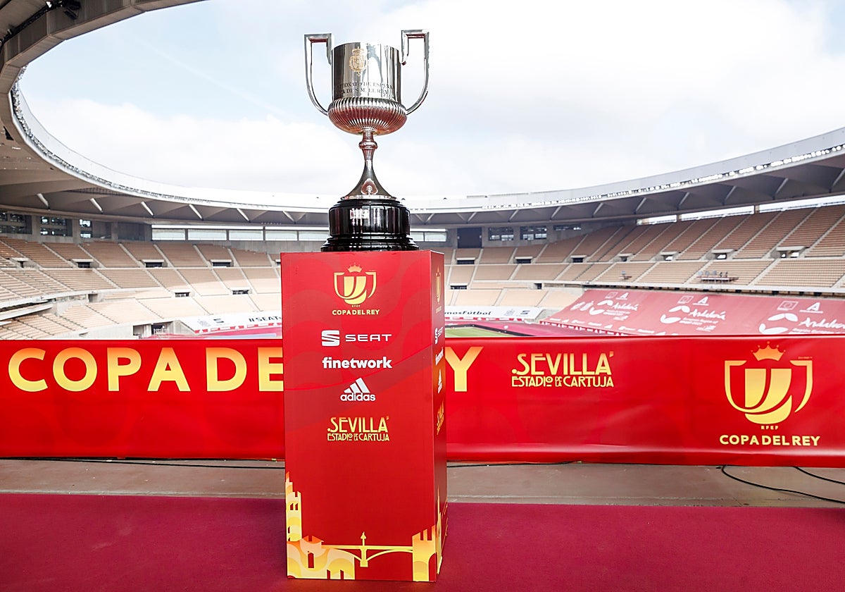 El trofeo de la Copa del Rey, en el Estadio de La Cartuja
