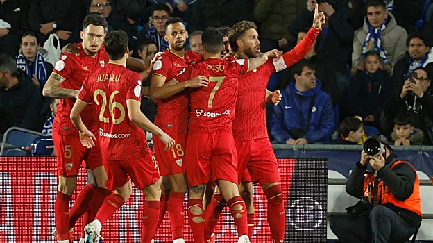 Los jugadores del Sevilla celebran el gol de Sergio Ramos al Getafe