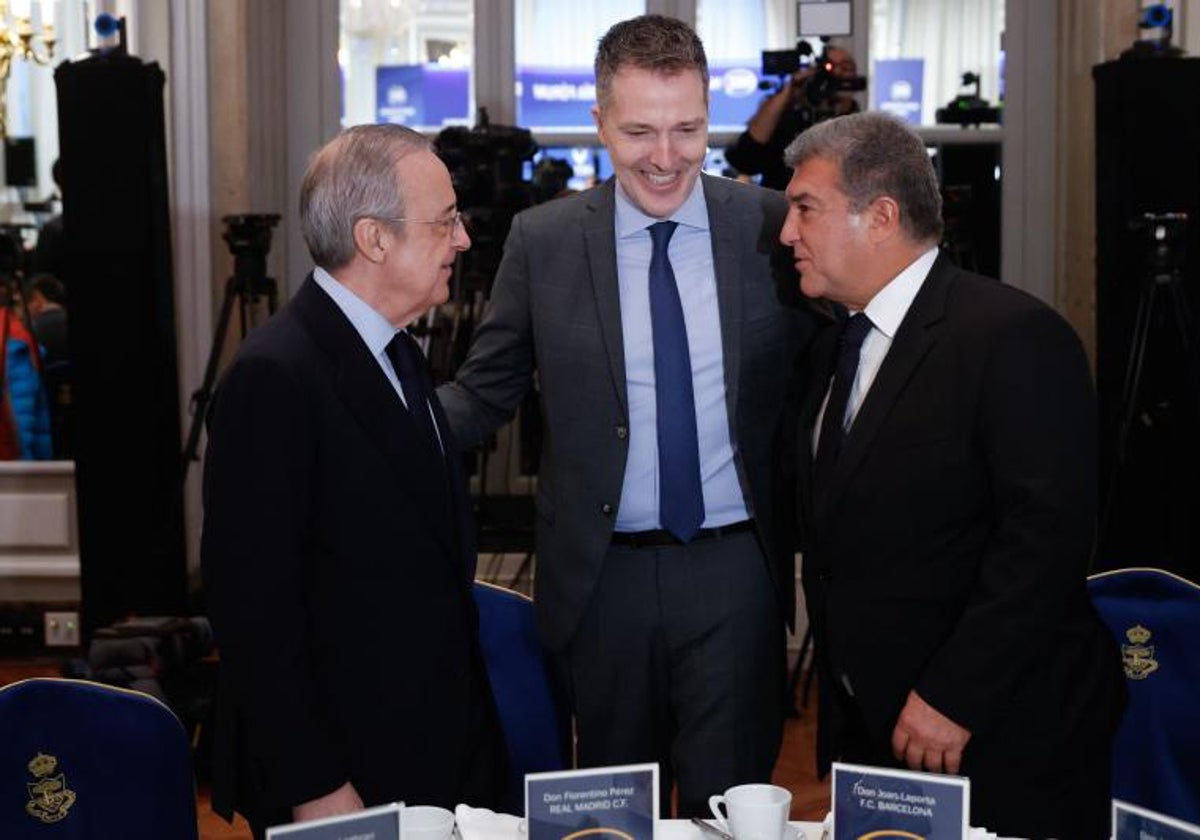 Bernd Reichart, CEO de la Superliga, junto a Florentino Pérez y Joan Laporta