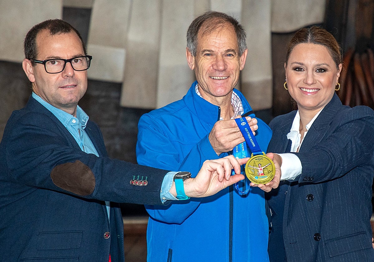Javier Gavela, Abel Antón y Minerva Salas posan con la medalla del Zurich Maratón Sevilla