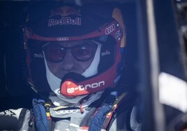 Carlos Sainz acaricia el triunfo en el Dakar tras una grave avería de Loeb