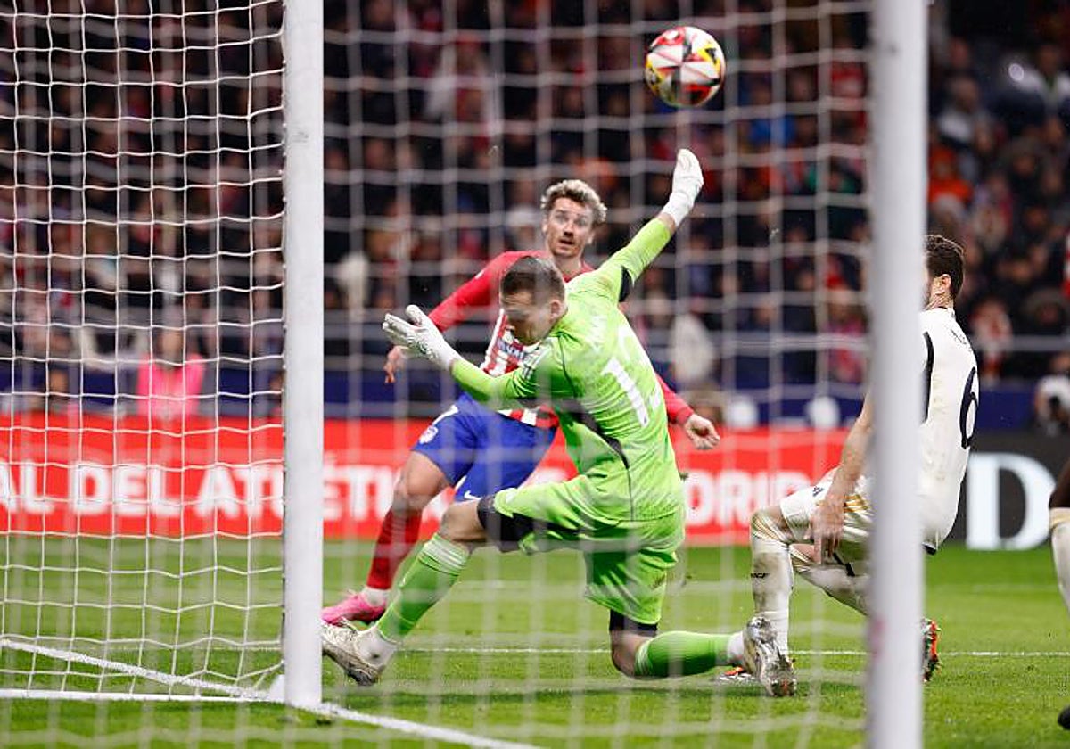 Antoine Griezmann, en el momento de batir a Lunin