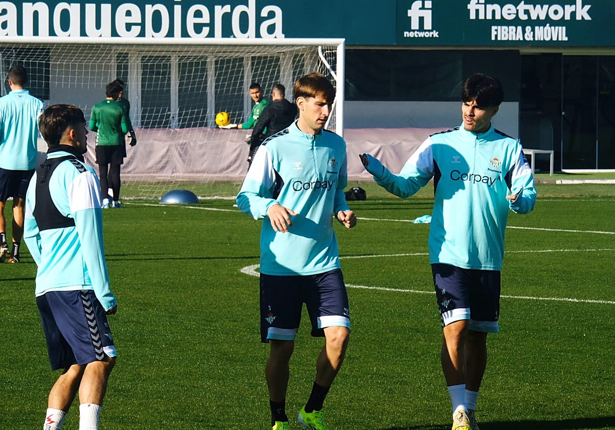 Rodri y Miranda conversan con Juan Cruz en un entrenamiento