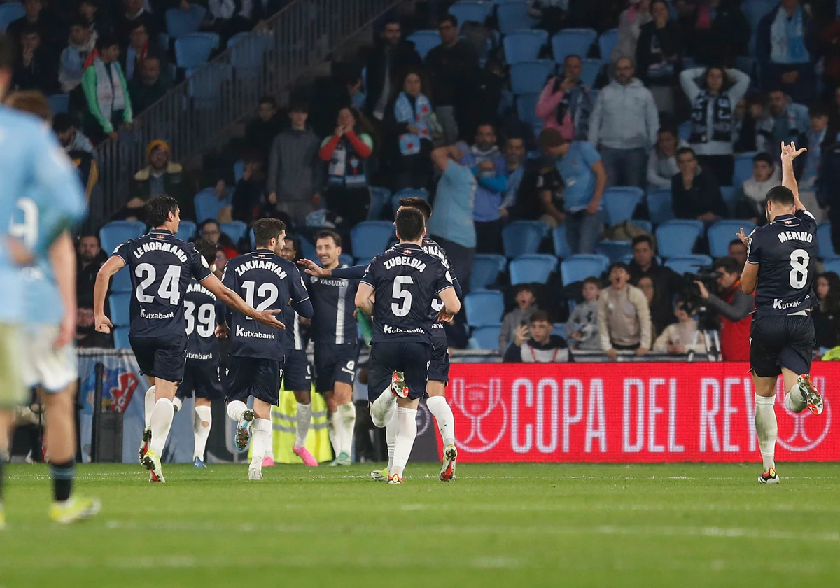 Los jugadores de la Real celebran el 0-2 en Balaídos