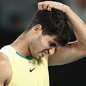 Un errático Alcaraz cae ante un férreo Zverev en cuartos de final