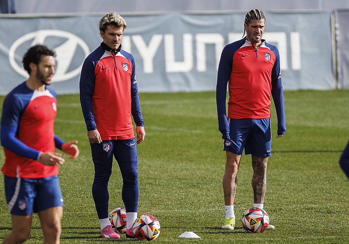 Mario Hermoso, Griezmann y De Paul, durante un entrenamiento del Atlético de Madrid