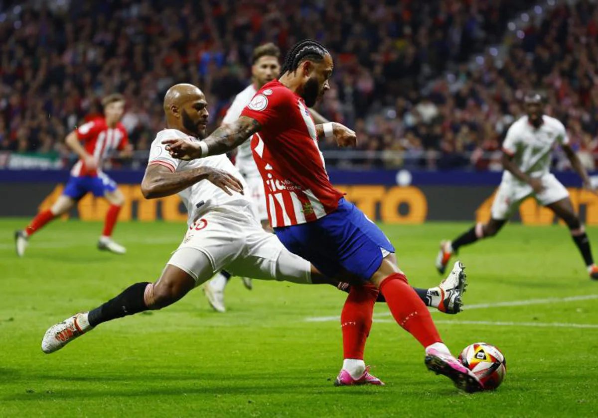 Memphis Depay dispara durante el Atlético de Madrid-Sevilla
