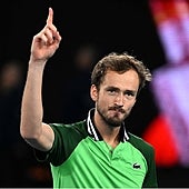 Medvedev obra su propio milagro en Australia y remonta ante Zverev para jugar la final