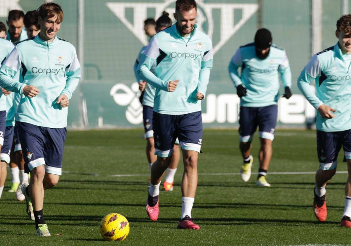 Germán Pezzella hace carrera en el entrenamiento del Betis junto a Juan Miranda