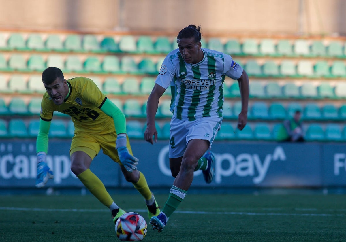 Yanis avanza con el balón durante un partido del Betis Deportivo en la ciudad deportiva Luis del Sol