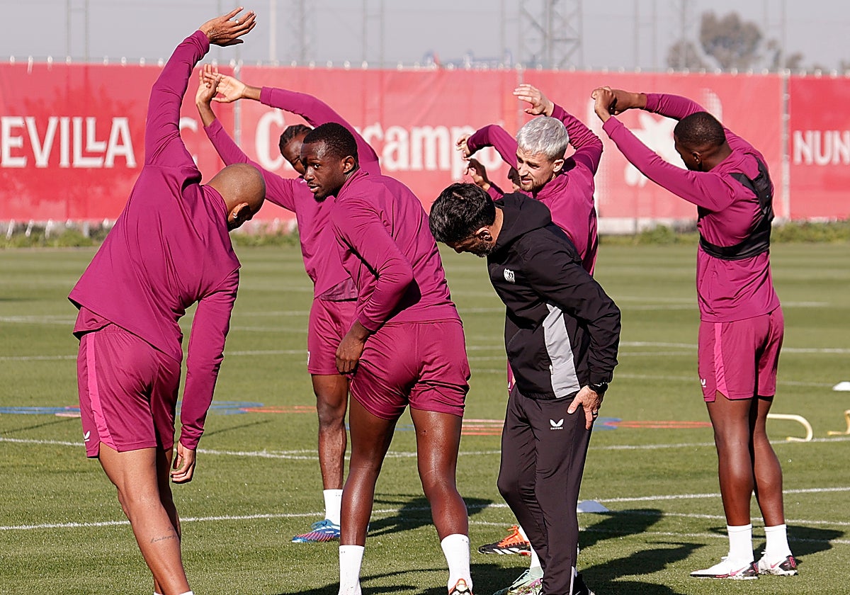 Varios jugadores del Sevilla, durante el entrenamiento de este sábado