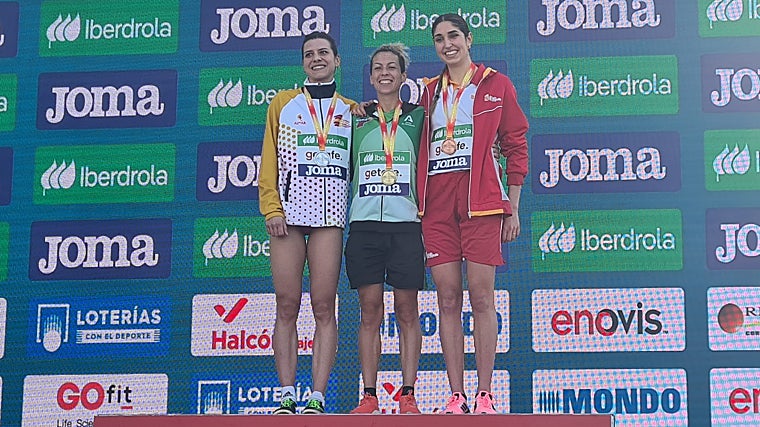 El podio femenino: Irene Sánchez-Escribano (plata), Carolina Robles (oro) y Ángela Viciosa (bronce)