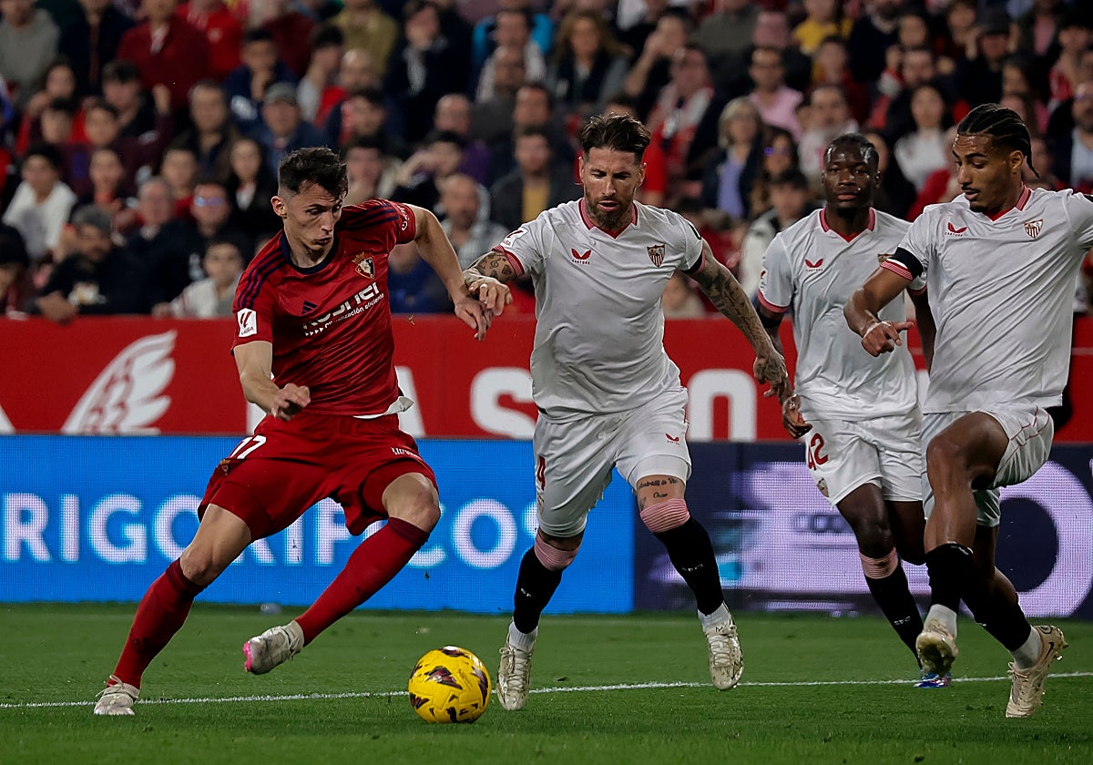 Budimir se adentra en los dominios del área sevillista mientras Ramos y Badé lo enciman