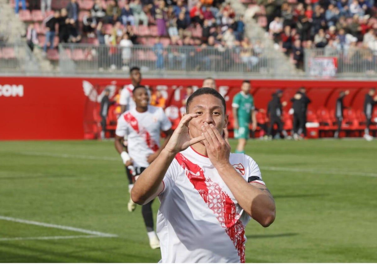 Mateo Mejía, tras marcar el segundo gol del partido Sevilla Atlético-Antoniano