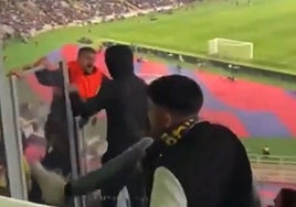 Intento de agresión a un aficionado del Villarreal por exhibir una bandera de España en el partido ante el Barça