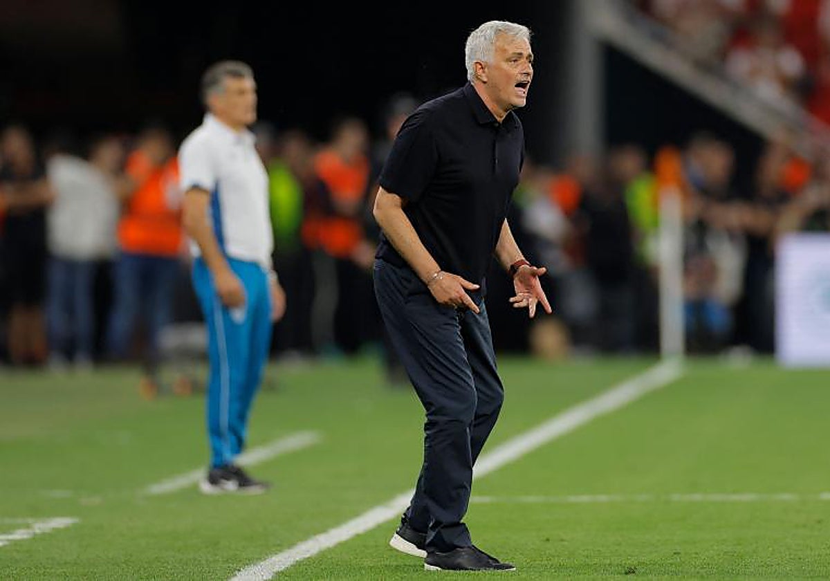 Mourinho da instrucciones desde la banda