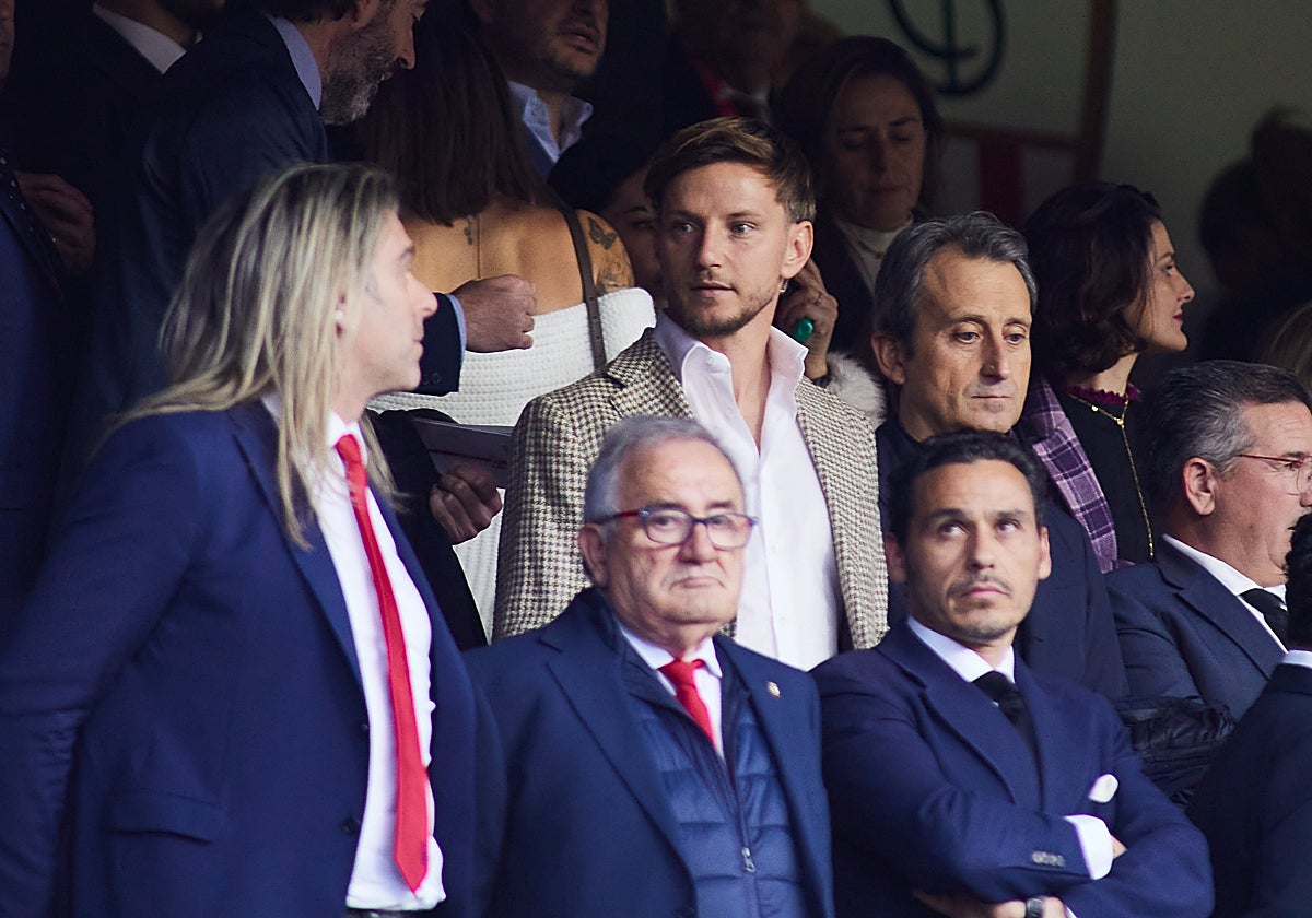 Ivan Rakitic, en el palco de autoridades durante el Sevilla-Osasuna