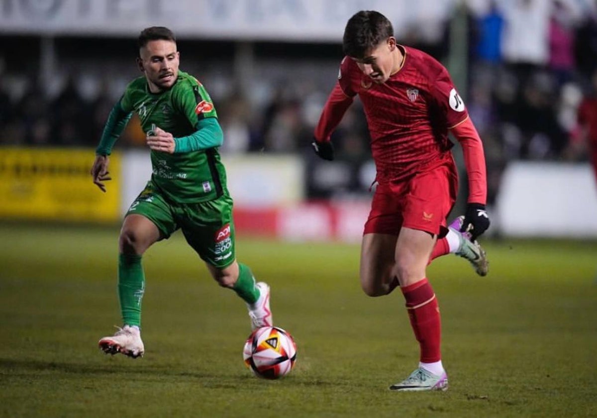 Oso conduce una pelota en el partido de Copa del Rey ante el Astorga