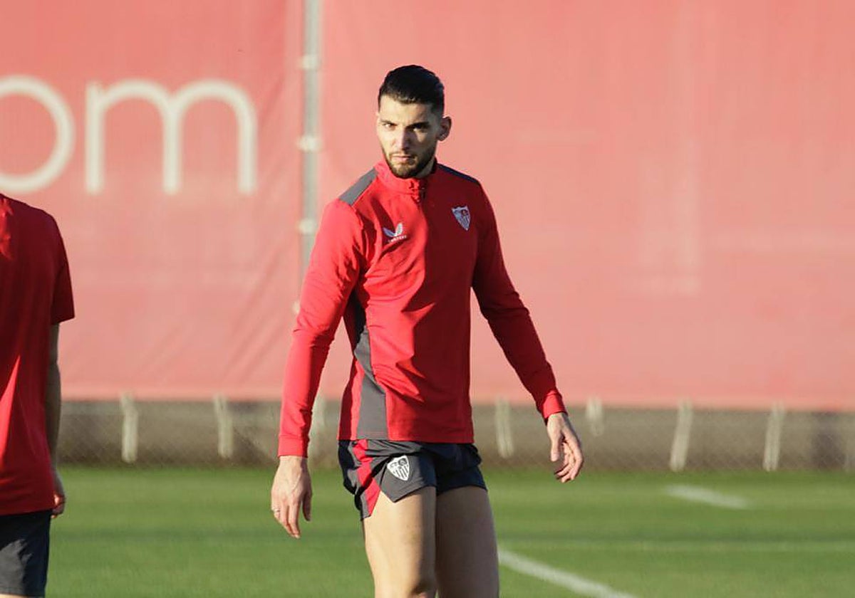 Rafa Mir durante el entrenamiento de este miércoles en la ciudad deportiva del Sevilla