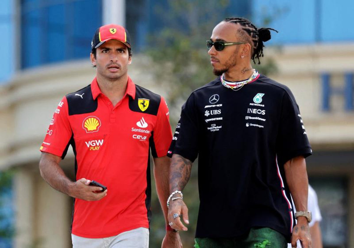 Carlos Sainz y Lewis Hamilton, en Bakú