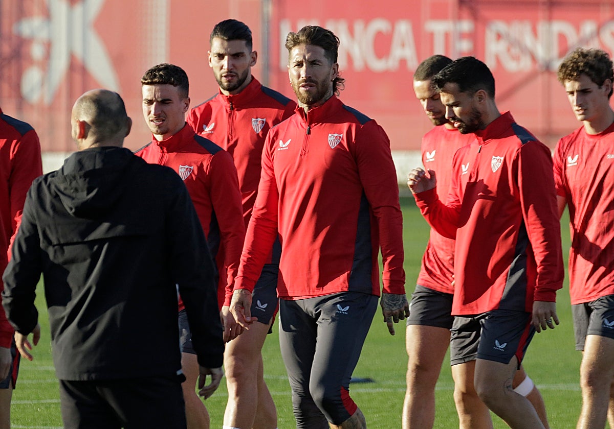 Rafa Mir entrena con el grupo mientras se resuelve su futuro