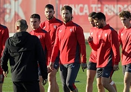 Rafa Mir entrena con el grupo mientras se resuelve su futuro