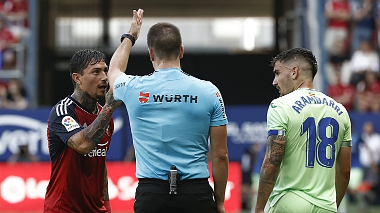 Chimy Ávila protesta una acción a un árbitro ante la presencia de Arambarri