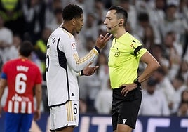 Bellingham le protesta a Sánchez Martínez tras uno de los posibles penaltis sobre el inglés