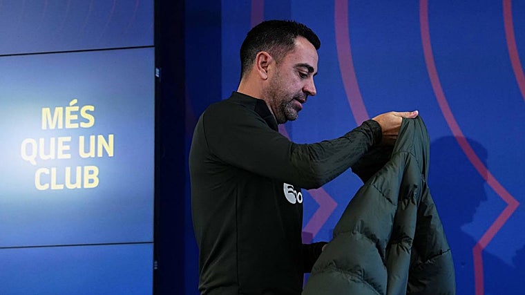 Xavi, dejando la sala de prensa del Barça