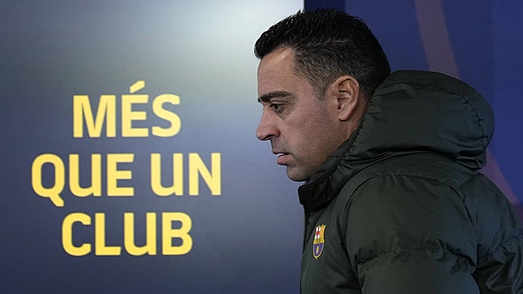 Xavi, llegando a la sala de prensa