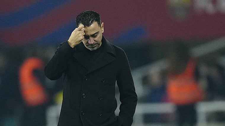 Xavi, cabizbajo durante un partido del Barça
