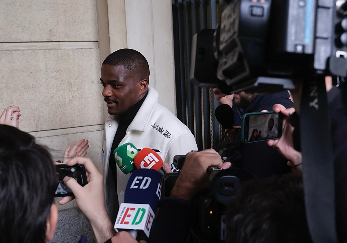 William Carvalho se acerca al edificio de los juzgados de Sevilla
