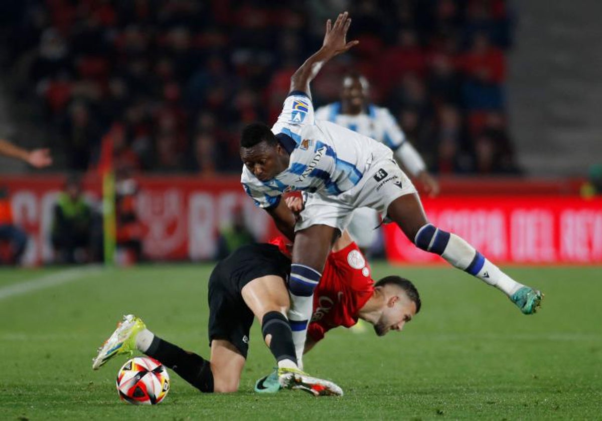 Sadiq pugna con Copete durante el Mallorca-Real Sociedad