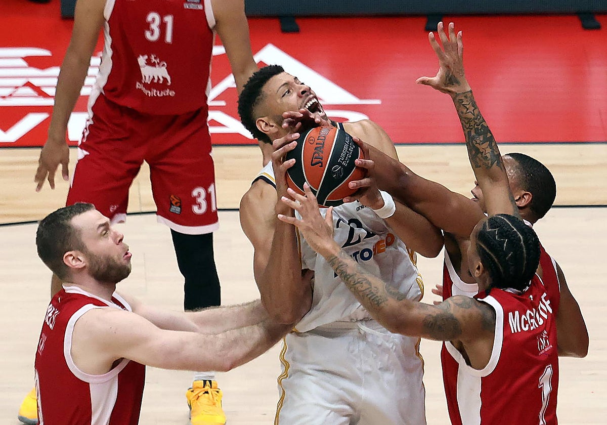 Tavares, cercado por la defensa italiana