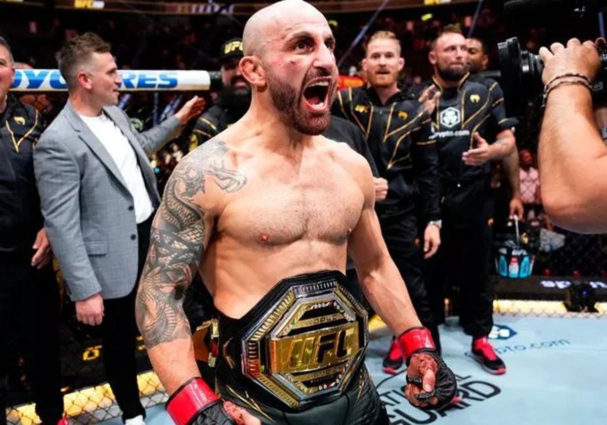 Alexander Volkanovski celebra una defensa del cinturón en UFC