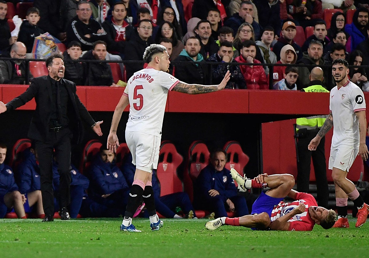 Llorente, en el suelo tras un lance con Ocampos