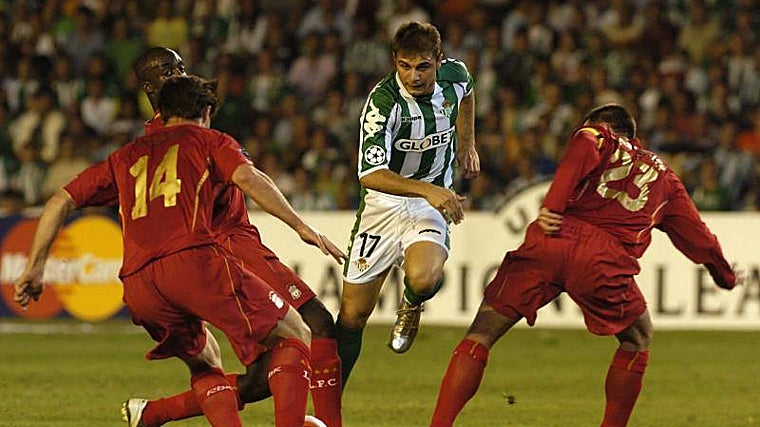 Joaquín trata de superar a algunos jugadores del Liverpool en la Champions de la 2005-06