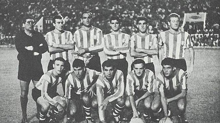 Formación del Betis en el partido ante el Stade Français en 1964
