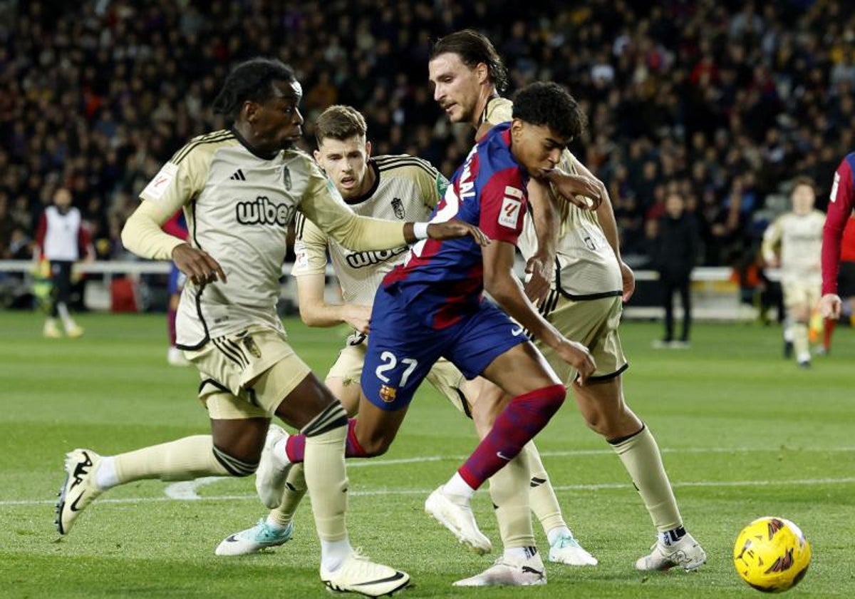 Lamine Yamal pugna con varios rivales del Granada