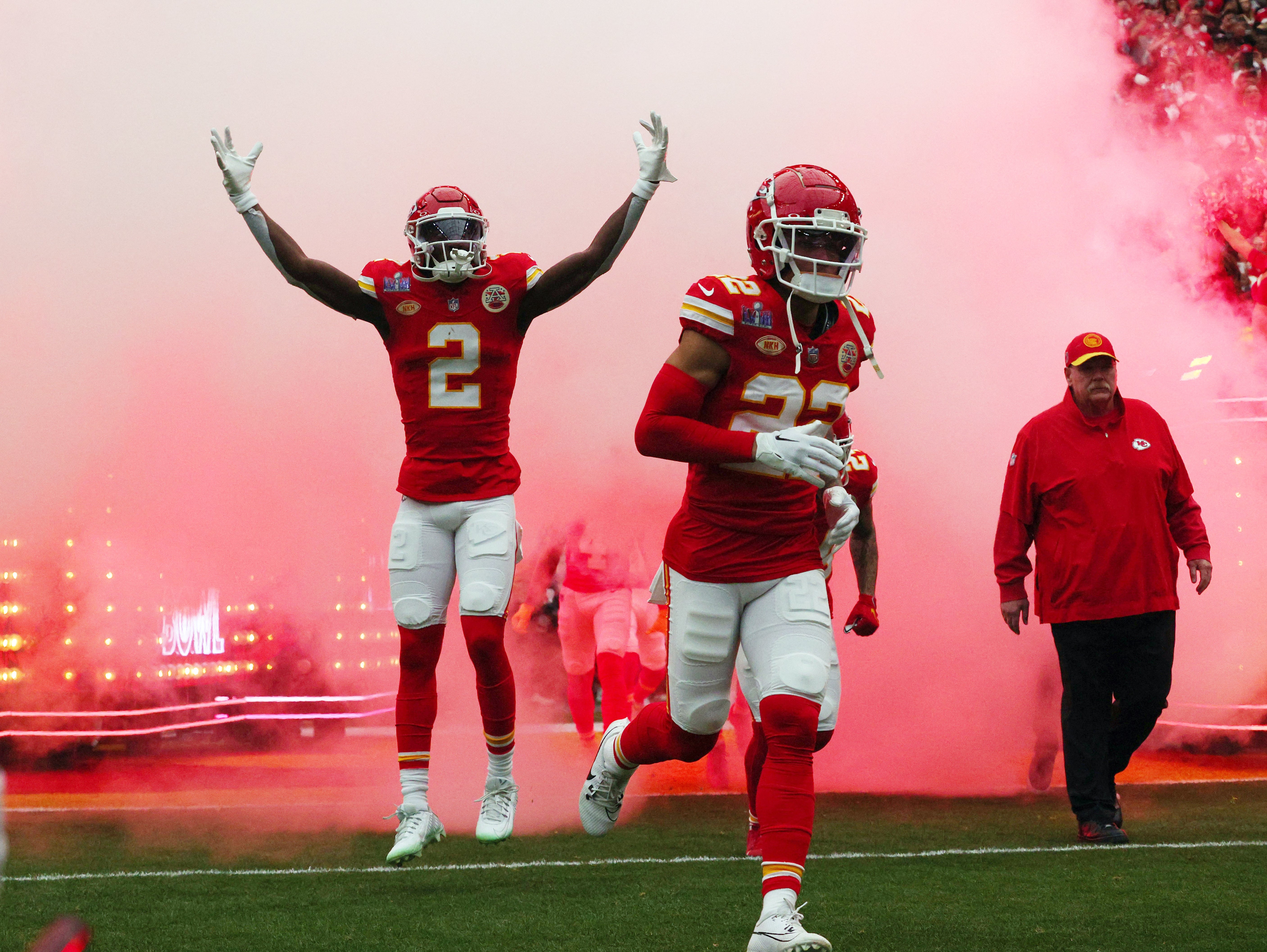 La Super Bowl, en imágenes: las mejores jugadas, el espectáculo de Usher, las reacciones de Taylor Swift y un espontáneo que ha saltado al campo