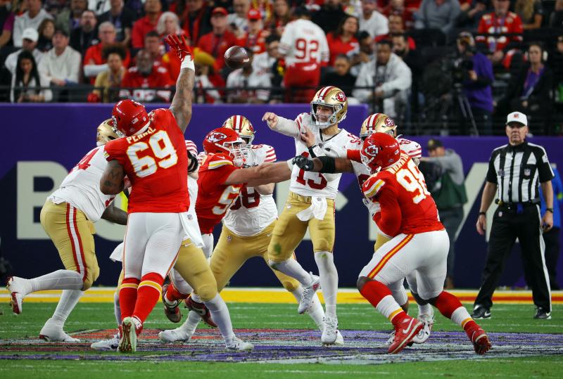 La Super Bowl, en imágenes: las mejores jugadas, el espectáculo de Usher, las reacciones de Taylor Swift y un espontáneo que ha saltado al campo