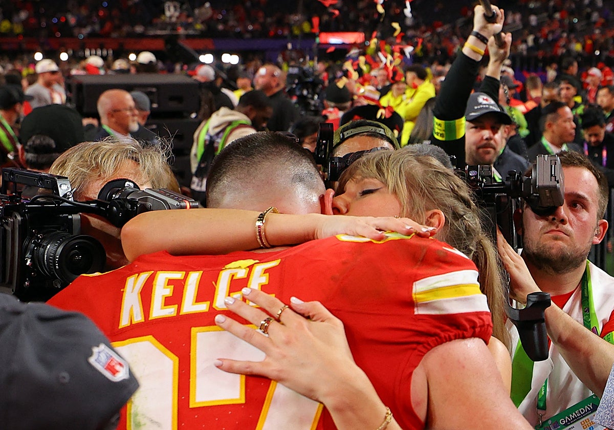 El jugador de Kansas City Chiefs Travis Kelce se abraza con su pareja, la cantante Taylor Swift