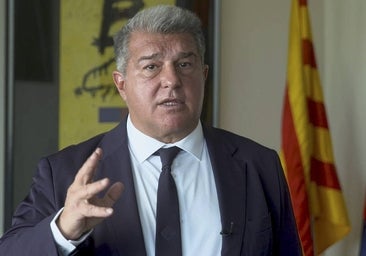El enfado de Laporta en el palco: una bandeja de canapés por los aires, gestos y voces