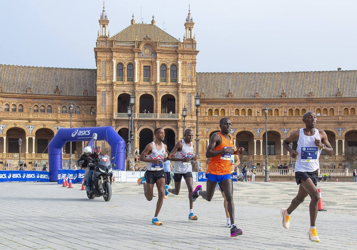 Corredores al paso por la Plaza de España en la edición del Zurich Maratón Sevilla 2023