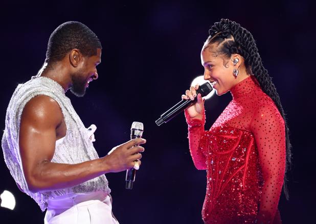 Usher y Alicia Keys durante el intermedio de la SuperBowl