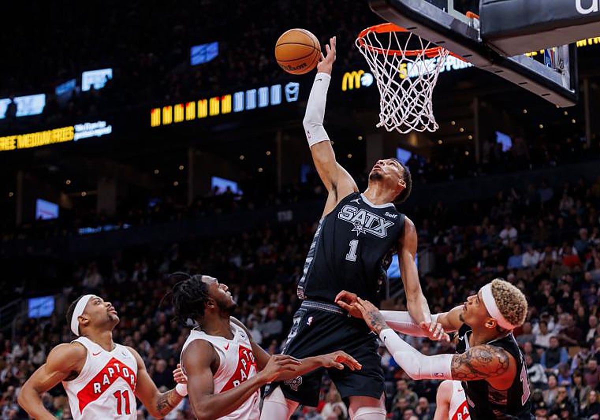 Wembanyama realizando uno de los diez tapones que puso a los Raptors