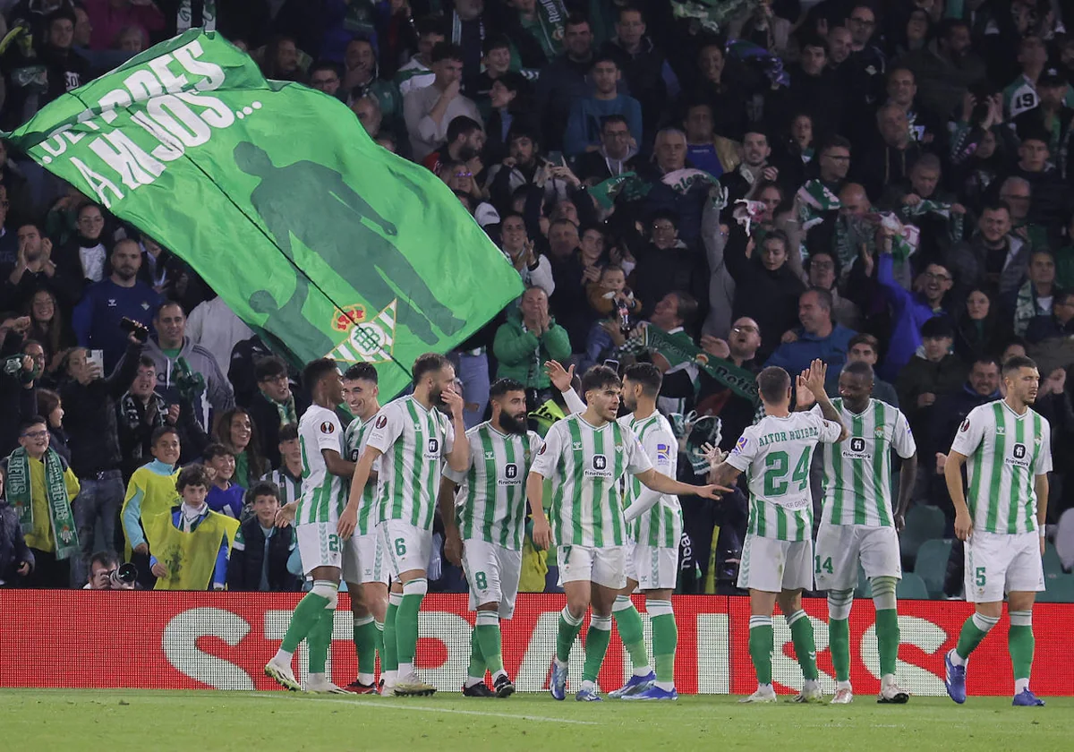 Los jugadores verdiblancos, celebrando un gol en casa en la Europa League de esta temporada