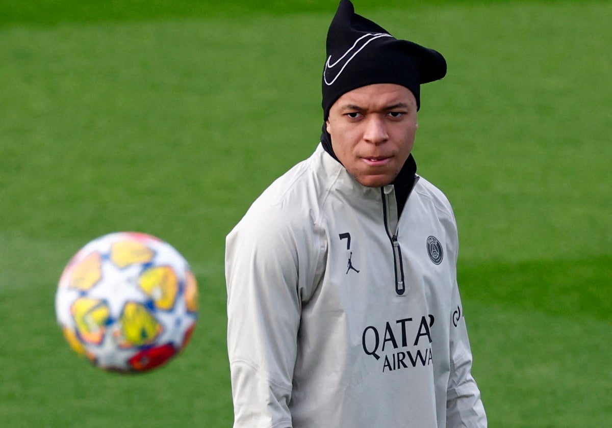 Kylian Mbappé durante el entrenamiento del martes del PSG