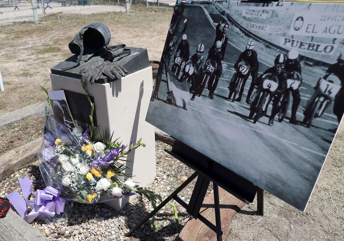 Monumento que lleva el nombre de Ángel Nieto colocado en el madrileño Circuito del Jarama